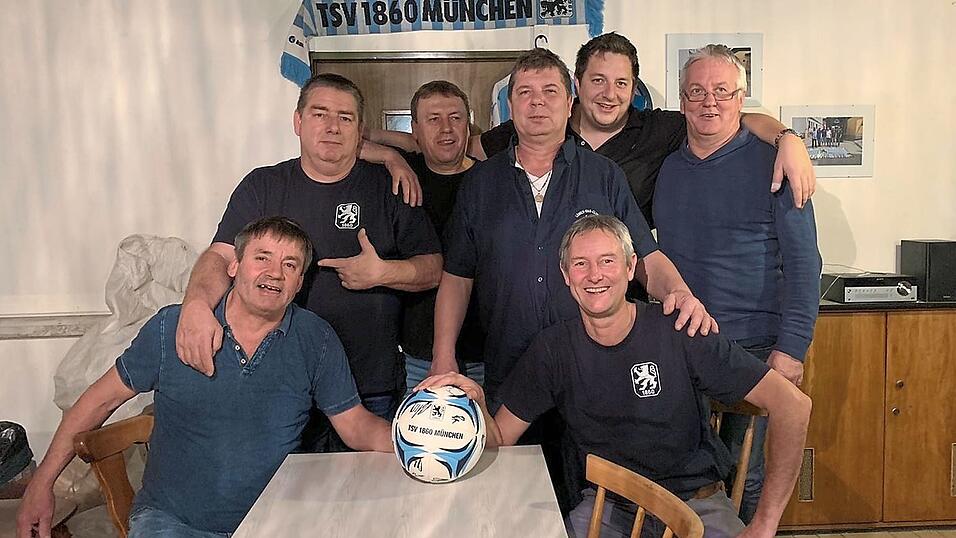 Einmal L&ouml;we, immer L&ouml;we: (sitzend) Josef Putz (l.) und Klaus Gegenfurtner (r.) sowie (stehend v.l.) Vorsitzender Georg Eisenreich, Josef Meier, Vize Frank Ge&szlig;ner, Michael Rank und Reinhold Gems bilden einen Teil der Vorstandschaft des L&ouml;wenfanclubs