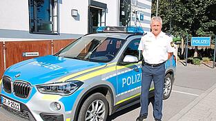 Hermann Bieringer vor dem Eingangsbereich zur Dienststelle in der Bahnhofstraße. Hermann Bieringer vor dem Eingangsbereich zur Dienststelle in der Bahnhofstraße.