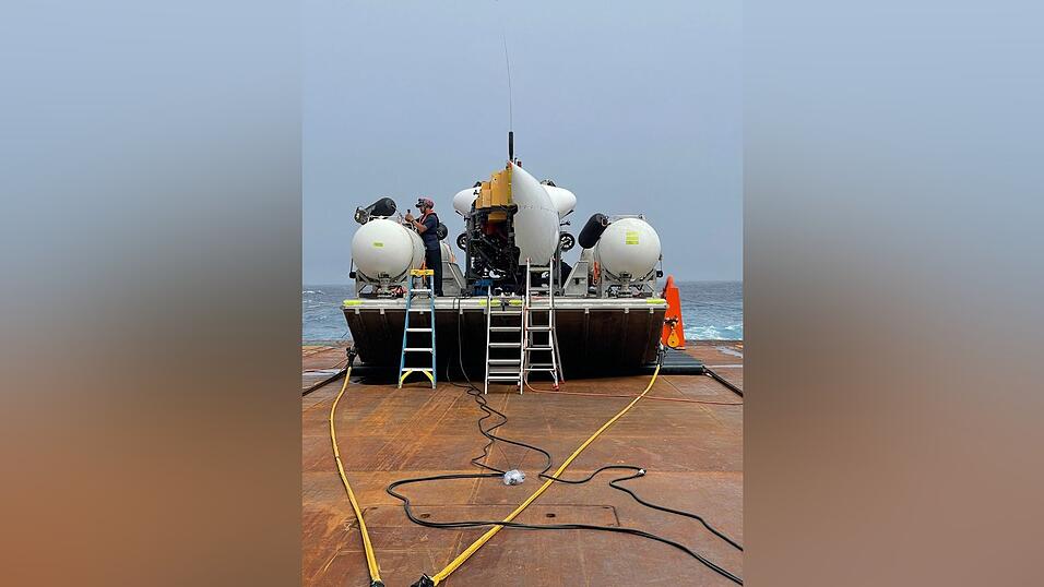 Das Tauchboot, das aus Kohlefaser und Titan gebaut ist, wird für einen Tauchgang nochmals ganz genau inspiziert. Das Tauchboot, das aus Kohlefaser und Titan gebaut ist, wird für einen Tauchgang nochmals ganz genau inspiziert.