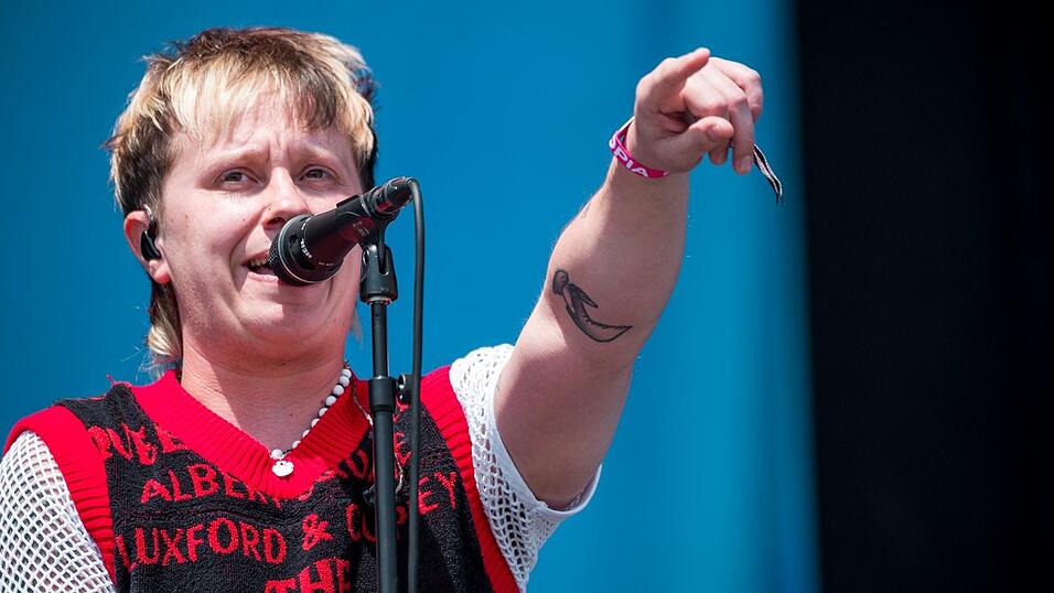 Conor Mason (S&auml;nger) von der britischen Rockband Nothing But Thieves tritt w&auml;hrend des Open-Air-Festivals Rock im Park auf der Utopia Stage auf.