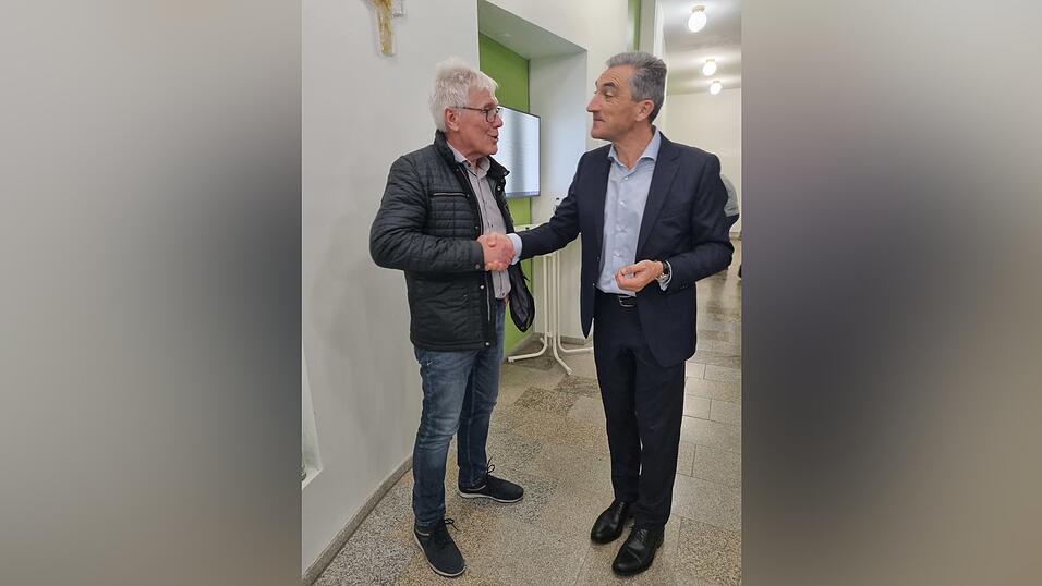 Die Landratskandidaten Ronny Raith, CSU, (rechts) und Johann Müller im Gespräch.