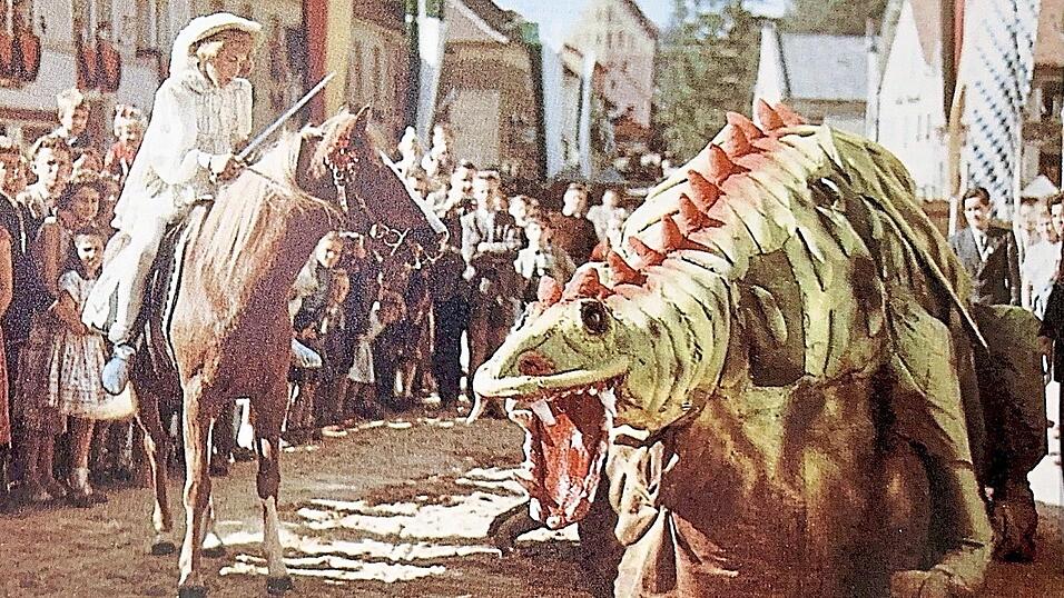 Eines der ersten Kinderdrachenstich-Farbfotos: Der kleine Ritter Rudi Bauer erlegt 1956 auf dem Stadtplatz den Drachen.