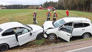 Sowohl die Fahrerin des Nissan Qashqai (rechts) als auch der 18-jährige Unfallverursacher lenkten ihre Autos in den Graben, wo sie zusammenstießen. Vorausgegangen war ein missglücktes Überholmanöver auf der B 16.