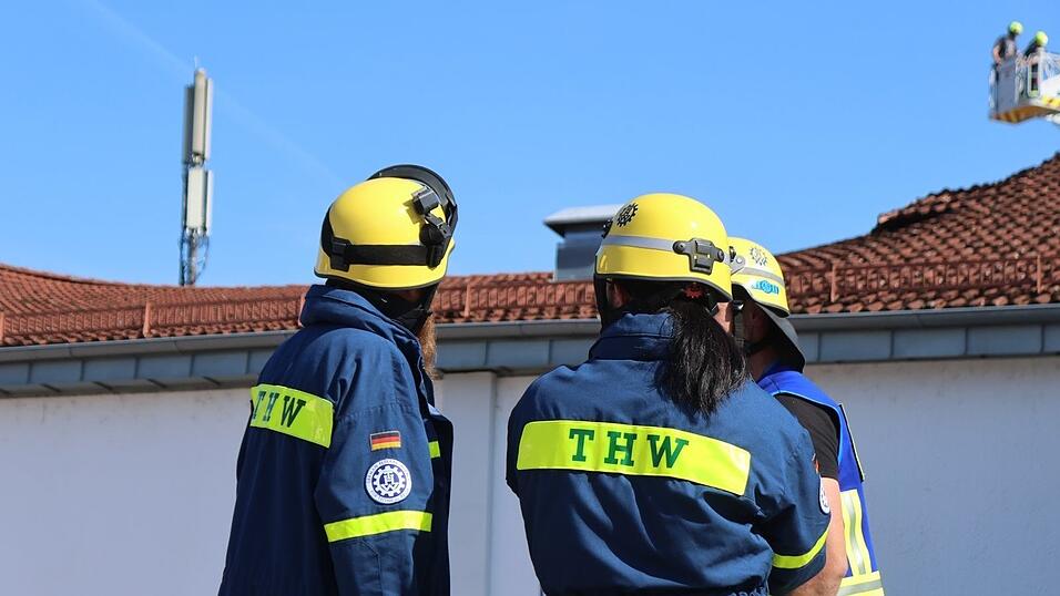 Auf einer Länge von gut 20 Metern hat das Dach des Tedi-Marktes in der Schulstraße nachgegeben und ist eingeszürzt. Elf Personen befanden sich zu diesem Zeitpunkt im Gebäude, wobei eine davon leicht verletzt wurde. Auf einer Länge von gut 20 Metern hat das Dach des Tedi-Marktes in der Schulstraße nachgegeben und ist eingeszürzt. Elf Personen befanden sich zu diesem Zeitpunkt im Gebäude, wobei eine davon leicht verletzt wurde.