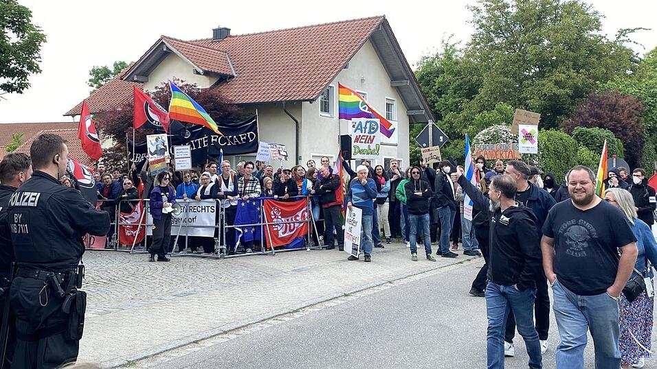 Vor dem Gasthaus Neumeier schimpfen Demonstranten auf vorbeigehende AfD-Anhänger. Vor dem Gasthaus Neumeier schimpfen Demonstranten auf vorbeigehende AfD-Anhänger.