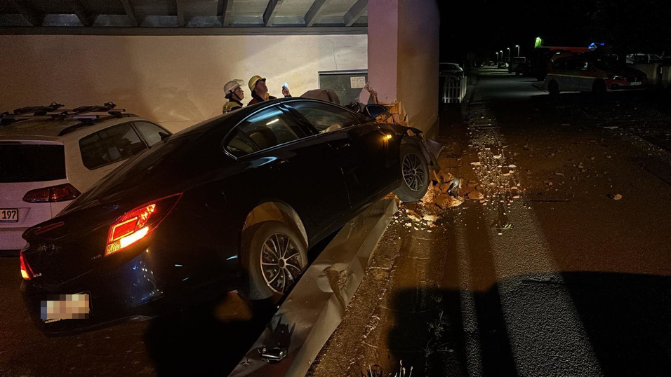 Die Fahrt endete in einer Mauer.