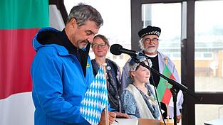 Bayerns Ministerpräsident Markus Söder (CSU) trägt sich ins Goldene Buch der Gemeinde Helgoland ein.