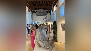 Viele Kunstinteressierte kamen zur Vernissage am Samstag in den Rittersaal. Viele Kunstinteressierte kamen zur Vernissage am Samstag in den Rittersaal.