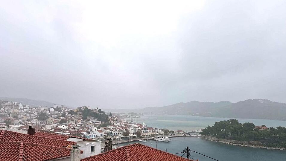 Auf der Urlaubsinsel Skiathos fiel wegen des Unwetters der Strom aus. (Archivbild) Auf der Urlaubsinsel Skiathos fiel wegen des Unwetters der Strom aus. (Archivbild)
