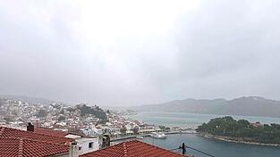 Auf der Urlaubsinsel Skiathos fiel wegen des Unwetters der Strom aus. (Archivbild) Auf der Urlaubsinsel Skiathos fiel wegen des Unwetters der Strom aus. (Archivbild)