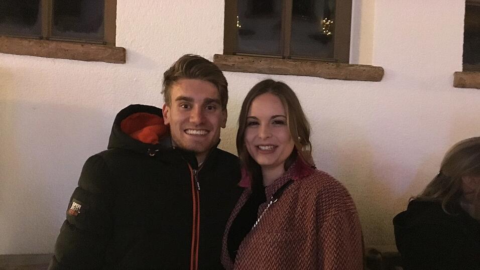 Tim und Paula vor der Hütte, in der Ed Sheeran spielte, in Hintertux.