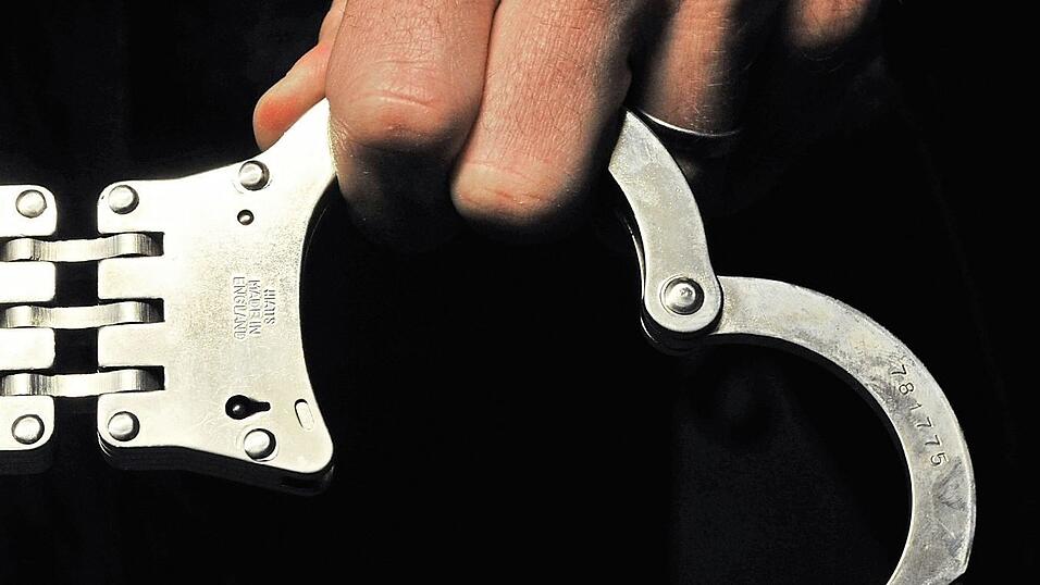 Die Handschellen &ouml;ffneten sich f&uuml;r den 39-J&auml;hrigen: Er muss nun f&uuml;r die U-Haft entsch&auml;digt werden, weil ihm vermutlich mit geliehenen Kleidungsst&uuml;cken der Raub&uuml;berfall in die Schuhe geschoben wurde.
