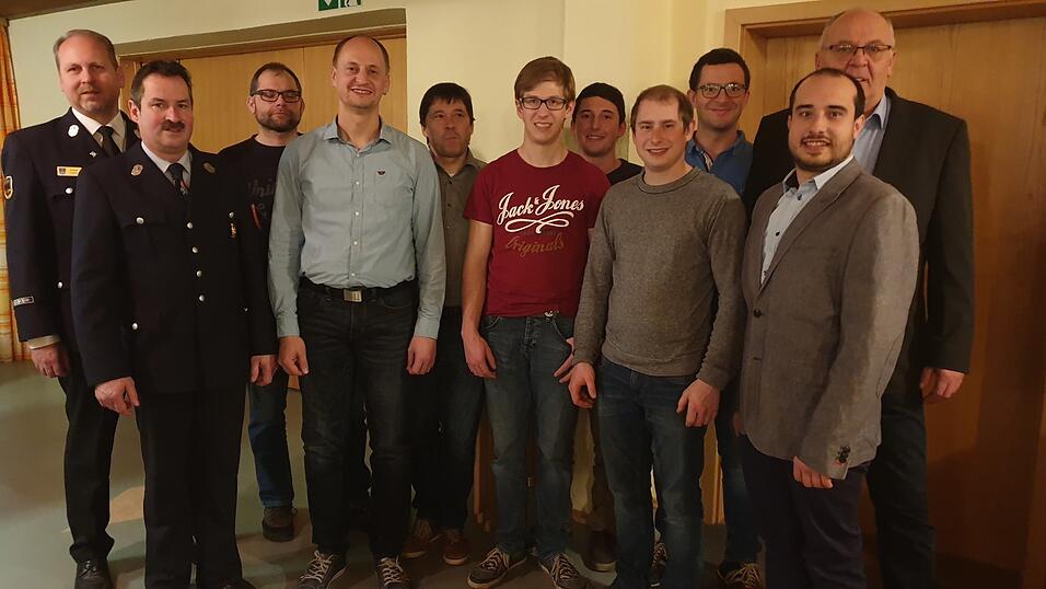 Der neugew&auml;hlte Vorstandt mit den Ehreng&auml;sten: Kreisbrandrat Thomas Fuchs, Kommandant Wilhelm Poiger, Ger&auml;tewart Christian Stahl, Kassier und Schriftf&uuml;hrer Gerhard Stahl, zweiter Jugendwart Helmut Limmer, Jugendwart Poiger Andreas, Ausschussmitglied Lukas Albert, Ausschussmitglied Christoph Poiger, 2. Vorsitzender Andreas Stahl, Vorsitzender Daniel Poiger, B&uuml;rgermeister Max Dietl (von links).