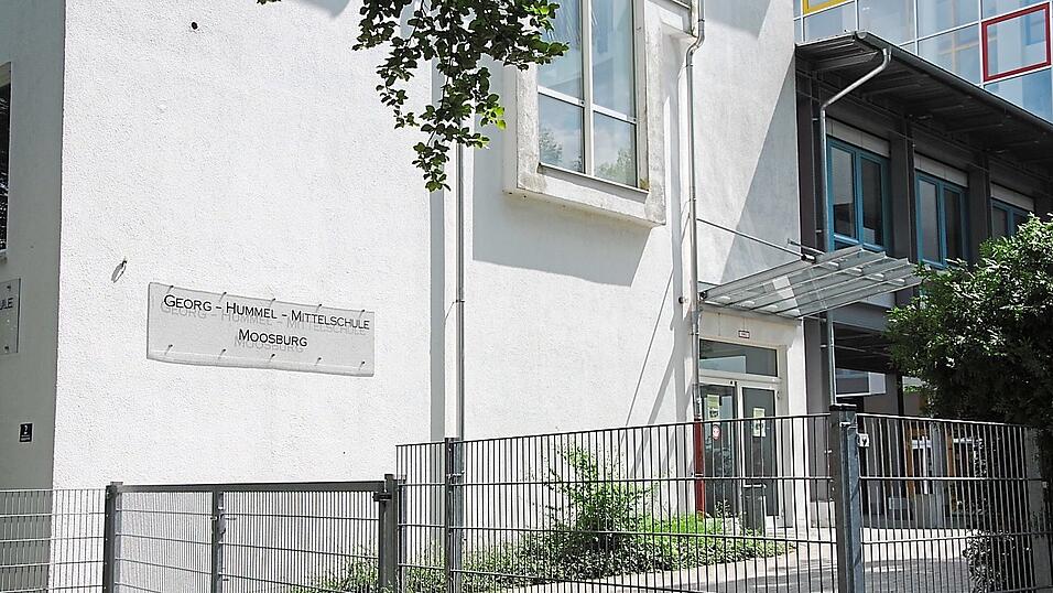 An der Georg-Hummel-Mittelschule werden derzeit pro Gruppe rund 13 Schüler in einem Klassenraum unterrichtet. An der Georg-Hummel-Mittelschule werden derzeit pro Gruppe rund 13 Schüler in einem Klassenraum unterrichtet.