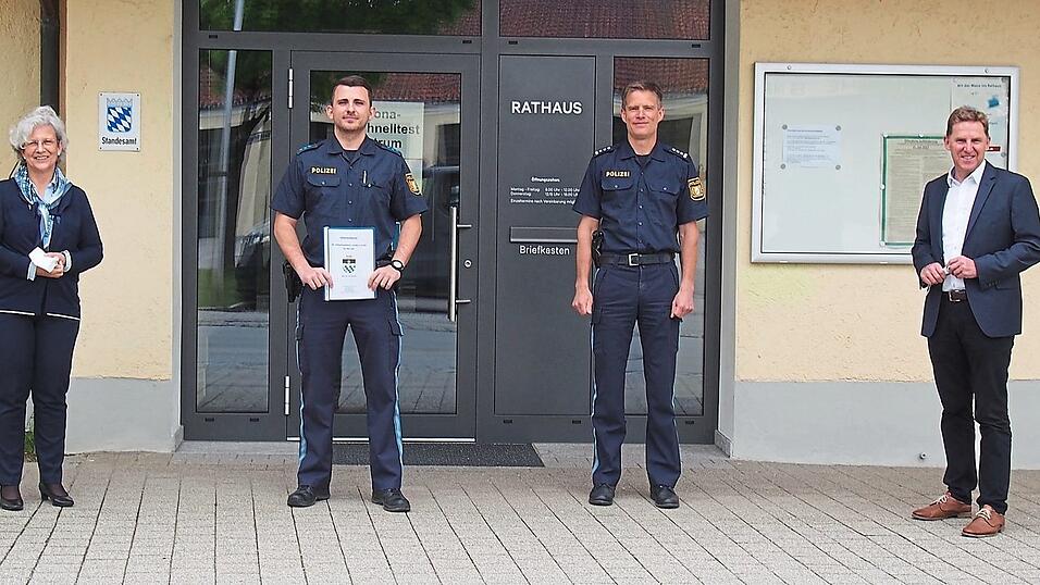 Bernhard Sp&auml;th (2.v.l.) und Stephan Lehner (3.v.l.) &uuml;berbrachten B&uuml;rgermeister Herbert Sporrer die Jahresstatistik f&uuml;r 2020.