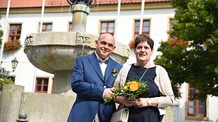 Kathrin Pollnow und Klaus-Dieter Rose stehen vor dem Standesamt in Oschersleben (Sachsen-Anhalt).