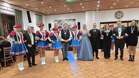 Prinzessin Michaela die I. und Prinz Alexander der I. &uuml;berreichten Faschingsorden.