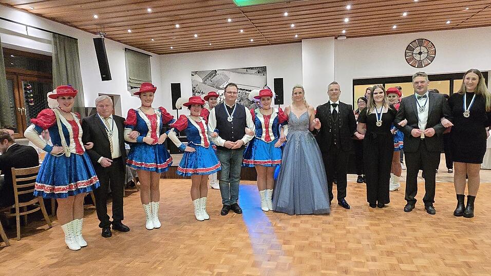 Prinzessin Michaela die I. und Prinz Alexander der I. &uuml;berreichten Faschingsorden.