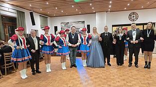 Prinzessin Michaela die I. und Prinz Alexander der I. &uuml;berreichten Faschingsorden.