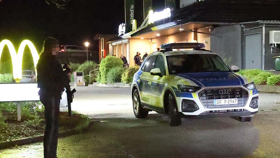 Die Polizei musste am Donnerstagabend zu McDonald's in Vilsbiburg ausr&uuml;cken, weil sich ein Mann mit zwei Messern bewaffnet hatte.