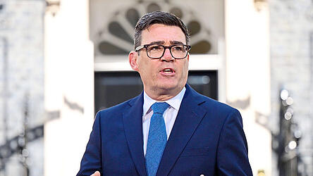 Andy Burnham will hohen Lebenshaltungskosten senken. Doch schon jetzt werden seine Ideen in Labour-Kreisen wegen Zweifeln an der Finanzierbarkeit als „völlig irre“ bezeichnet. Andy Burnham will hohen Lebenshaltungskosten senken. Doch schon jetzt werden seine Ideen in Labour-Kreisen wegen Zweifeln an der Finanzierbarkeit als „völlig irre“ bezeichnet.