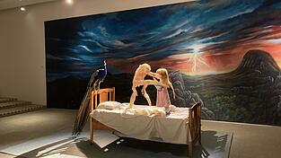 Eine Begegnung der - vermeintlich - unheimlichen Art vor schauriger Kulisse mit Pfau: Diese Installation von Patricia Piccinini hat denselben Titel wie die Ausstellung „The welcome Guest“. Eine Begegnung der - vermeintlich - unheimlichen Art vor schauriger Kulisse mit Pfau: Diese Installation von Patricia Piccinini hat denselben Titel wie die Ausstellung „The welcome Guest“.