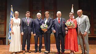 Zweite Bürgermeisterin Patricia Steinberger, Oberbürgermeister Thomas Haslinger, Bürgermedaillenträger Johann Eller mit Lebensgefährtin Dagmar Kaindl, Bürgermedaillenträger Michael Imhoff mit Ehefrau Jutta Imhoff und dritter Bürgermeister Hans-Peter Summer (von links). Bürgermedaillenträgerin Gertrud Kerner konnte aus gesundheitlichen Gründen nicht an der Verleihung teilnehmen. Zweite Bürgermeisterin Patricia Steinberger, Oberbürgermeister Thomas Haslinger, Bürgermedaillenträger Johann Eller mit Lebensgefährtin Dagmar Kaindl, Bürgermedaillenträger Michael Imhoff mit Ehefrau Jutta Imhoff und dritter Bürgermeister Hans-Peter Summer (von links). Bürgermedaillenträgerin Gertrud Kerner konnte aus gesundheitlichen Gründen nicht an der Verleihung teilnehmen.