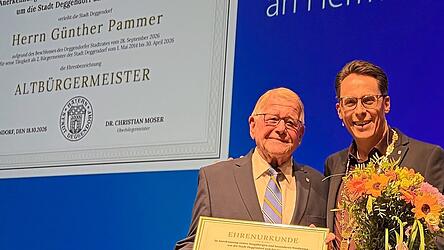 Der langj&auml;hrige zweite B&uuml;rgermeister G&uuml;nther Pammer wurde von OB Christian Moser zum &bdquo;Altb&uuml;rgermeister&ldquo; ernannt.