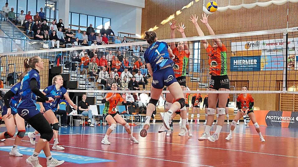 Wenn es darauf ankommt, finden die Dingolfingerinnen (in Blau) immer einen Lücke im Straubinger Block. Auch wenn die einzelnen Sätze umkämpft sind, steht für NawaRo am Ende eine 0:3-Niederlage.