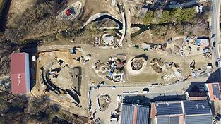 Die Festwiese ist derzeit eine Gro&szlig;baustelle. Ganz links ist die Sch&uuml;tzenhalle zu sehen, daneben das Areal der k&uuml;nftigen Park-Arena.