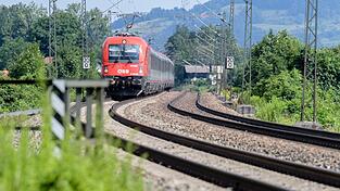 Eine umfassende Generalsanierung der Strecken München–Rosenheim und Rosenheim–Salzburg ist für 2027 geplant. (Archivbild)