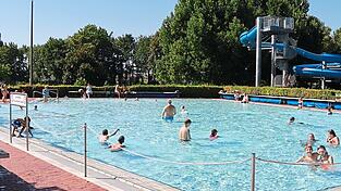 Der beste Ort bei über 30 Grad: Im Landauer Freibad lässt es sich aktuell sehr gut aushalten.