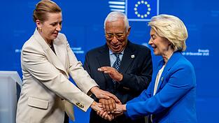 Feiern den Kompromiss: D&auml;nemarks Regierungschefin Mette Frederiksen, EU-Ratspr&auml;sident Ant&oacute;nio Costa und Kommissionschefin Ursula von der Leyen.