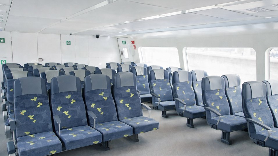 Angeblich hat Agilis die Fahrzeuge aus Gro&szlig;britannien im eigenen Design umgestaltet und mit speziellen Sitzen ausgestattet.