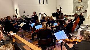 Unter der Leitung von Andreas Martin Hofmeir spielte das Streichorchester der Sinfonietta Essenbach mit Hartmut Schill an der Solo-Violine &bdquo;acht&ldquo; Jahreszeiten von Antonio Vivaldi und Astor Piazz.