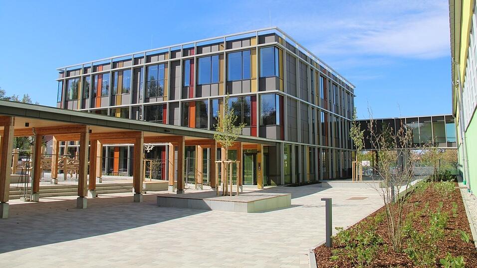 Mehr als zwei Millionen Euro fließen in die Erweiterung der Grund- und Mittelschule Landau. Mehr als zwei Millionen Euro fließen in die Erweiterung der Grund- und Mittelschule Landau.