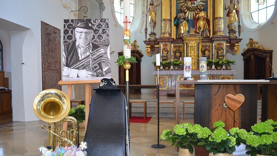 Seine Tuba und Blumengrüße der Grundschule ergänzten das Bild des verstorbenen Josef (Sepp) Lehner beim Gottesdienst in der Kirche. Seine Tuba und Blumengrüße der Grundschule ergänzten das Bild des verstorbenen Josef (Sepp) Lehner beim Gottesdienst in der Kirche.