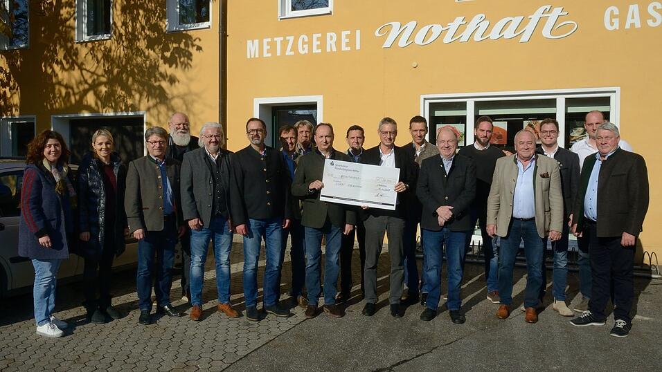 Sorgten gemeinsam wieder für eine Spende von 10 000 Euro für Kunst und Kultur in der Stadt (v.l.): Evi Rüth und Valentina Utz, die beim Tagblatt den Volksfestkrug-Verkauf organisierten, Hans Artmann, Arcobräu Gebietsverkaufsleiter, Erich Gruber von der Gemeinschaft Bildender Künstler, Festwirt Stephan Weckmann,Christian Goderbauer von der Brauerei Irlbach, Festwirt Josef Krönner, Albert Weiherer, Verkaufsleiter bei Röhrlbräu, Festwirtesprecher Martin Lechner, Festwirt Anton Nothaft, Oberbürgermeister Markus Pannermayr, Karmeliten-Brauerei-Direktor Christoph Kämpf, Festwirt Anton Wenisch, Florian Blümel von der Röhrl-Brauerei, Festwirt Max Greindl, Diplom-Braumeister Josef Erl sowie Festwirte Thomas und Hubert Reisinger Sorgten gemeinsam wieder für eine Spende von 10 000 Euro für Kunst und Kultur in der Stadt (v.l.): Evi Rüth und Valentina Utz, die beim Tagblatt den Volksfestkrug-Verkauf organisierten, Hans Artmann, Arcobräu Gebietsverkaufsleiter, Erich Gruber von der Gemeinschaft Bildender Künstler, Festwirt Stephan Weckmann,Christian Goderbauer von der Brauerei Irlbach, Festwirt Josef Krönner, Albert Weiherer, Verkaufsleiter bei Röhrlbräu, Festwirtesprecher Martin Lechner, Festwirt Anton Nothaft, Oberbürgermeister Markus Pannermayr, Karmeliten-Brauerei-Direktor Christoph Kämpf, Festwirt Anton Wenisch, Florian Blümel von der Röhrl-Brauerei, Festwirt Max Greindl, Diplom-Braumeister Josef Erl sowie Festwirte Thomas und Hubert Reisinger