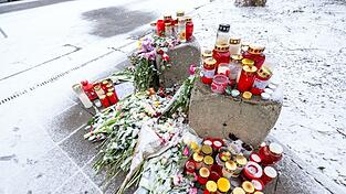 Kerzen und Blumen in der Nähe des Tatorts.
