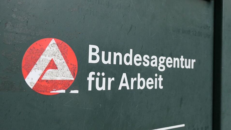 Im November ist es auf dem deutschen Arbeitsmarkt nur zu einer leichten Entspannung gekommen (Archivbild).