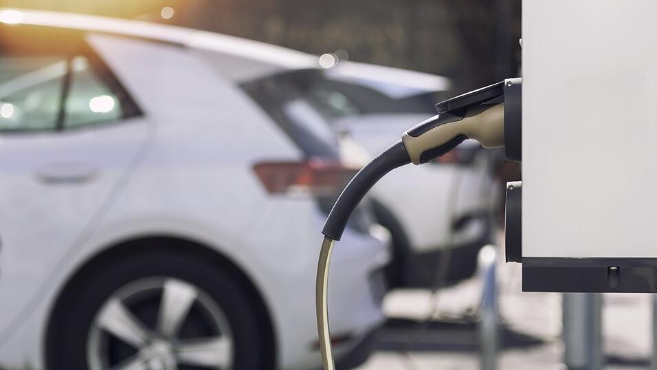 Obwohl E-Autos sogar f&uuml;r zehn Jahre von der Kfz-Steuer befreit sind und weniger Wartungskosten verursachen, sind sie am Ende nicht immer g&uuml;nstiger als herk&ouml;mmliche Fahrzeuge.