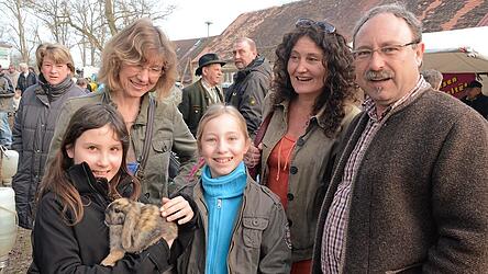 Ein M&auml;dchen tr&auml;gt zu Ostern einen Hasen auf ihrem Arm. Heute gilt er als Ostertier schlechthin.