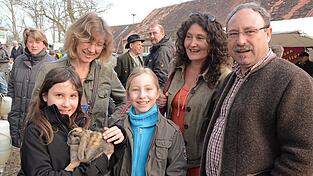 Ein M&auml;dchen tr&auml;gt zu Ostern einen Hasen auf ihrem Arm. Heute gilt er als Ostertier schlechthin.