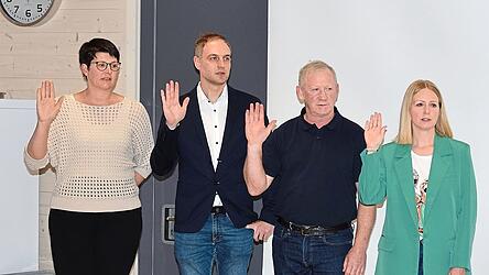 Die neuen Gemeinder&auml;te (v.l.) Evi Kobold, Michael Forster, Maximilian G&ouml;tz und Bettina B&ouml;ck wurden von der B&uuml;rgermeisterin vereidigt.
