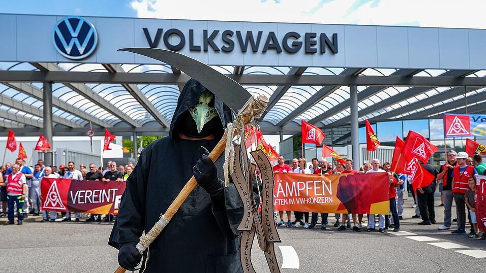 Protestaktion vor dem Werkstor von Volkswagen in Zwickau. Tausende Beschäftigte von VW und seinen Zulieferern in der Region sorgen sich um die Zukunft ihrer Jobs. (Archivbild) Protestaktion vor dem Werkstor von Volkswagen in Zwickau. Tausende Beschäftigte von VW und seinen Zulieferern in der Region sorgen sich um die Zukunft ihrer Jobs. (Archivbild)
