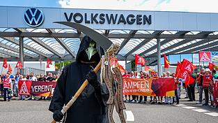 Protestaktion vor dem Werkstor von Volkswagen in Zwickau. Tausende Beschäftigte von VW und seinen Zulieferern in der Region sorgen sich um die Zukunft ihrer Jobs. (Archivbild) Protestaktion vor dem Werkstor von Volkswagen in Zwickau. Tausende Beschäftigte von VW und seinen Zulieferern in der Region sorgen sich um die Zukunft ihrer Jobs. (Archivbild)