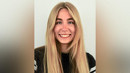 Alexandra liebt es zu kochen.