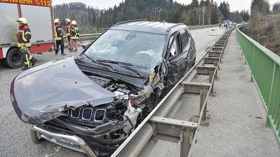 Bei einem Unfall auf der Staatsstraße 2622 in Hutthurm starb eine 59-jährige Frau, ein 55-Jähriger wurde schwer verletzt. Bei einem Unfall auf der Staatsstraße 2622 in Hutthurm starb eine 59-jährige Frau, ein 55-Jähriger wurde schwer verletzt.