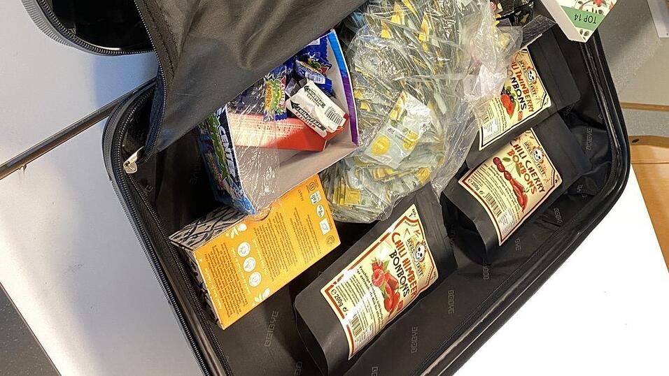 Der Koffer für akute Krisen: Die Chili-Bonbons schmecken kurz nach Himbeere, danach nur noch nach scharfem Schmerz. Das fokussiert die Gedanken und hilft Patienten in Krisen. Der Koffer für akute Krisen: Die Chili-Bonbons schmecken kurz nach Himbeere, danach nur noch nach scharfem Schmerz. Das fokussiert die Gedanken und hilft Patienten in Krisen.