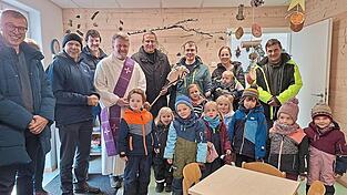 Florian Binder und Bürgermeister Markus Müller (3. und 4.v.r.) informierten die Gäste über den neuen Waldkindergarten „Hohenbogenfüchse“, den Diakon Martin Münch segnete.